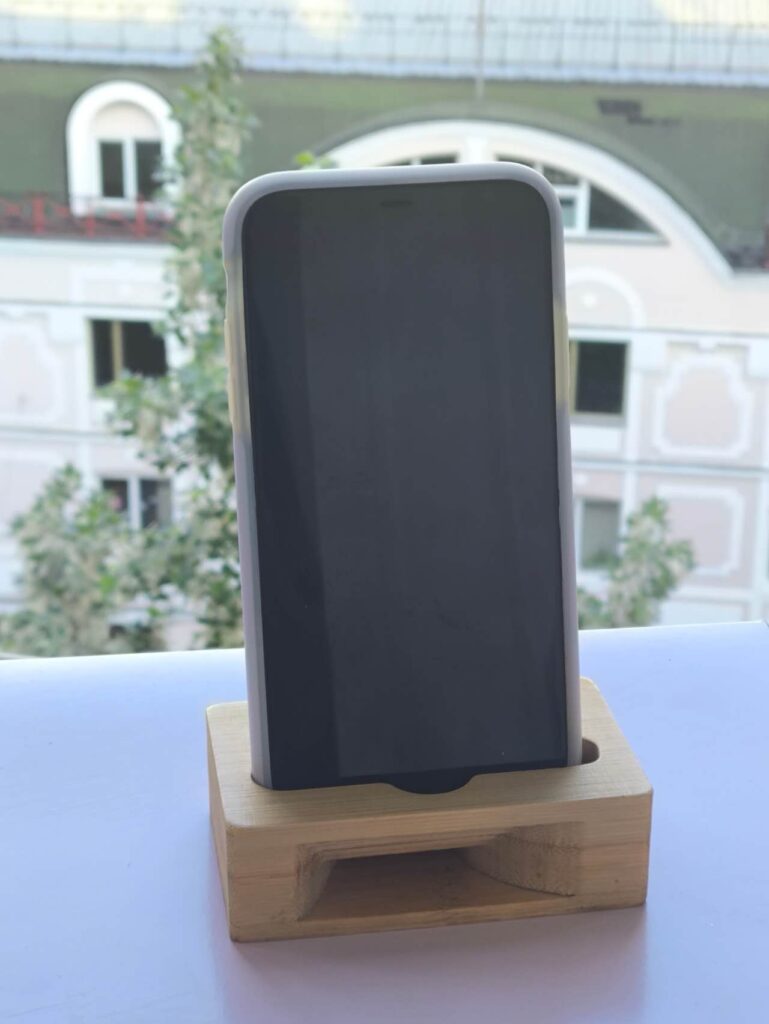 phonespeaker with phone front